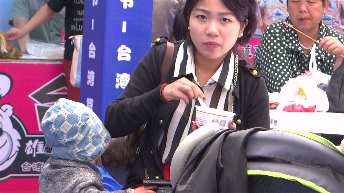 红色裤子高跟裸足美女气质好看