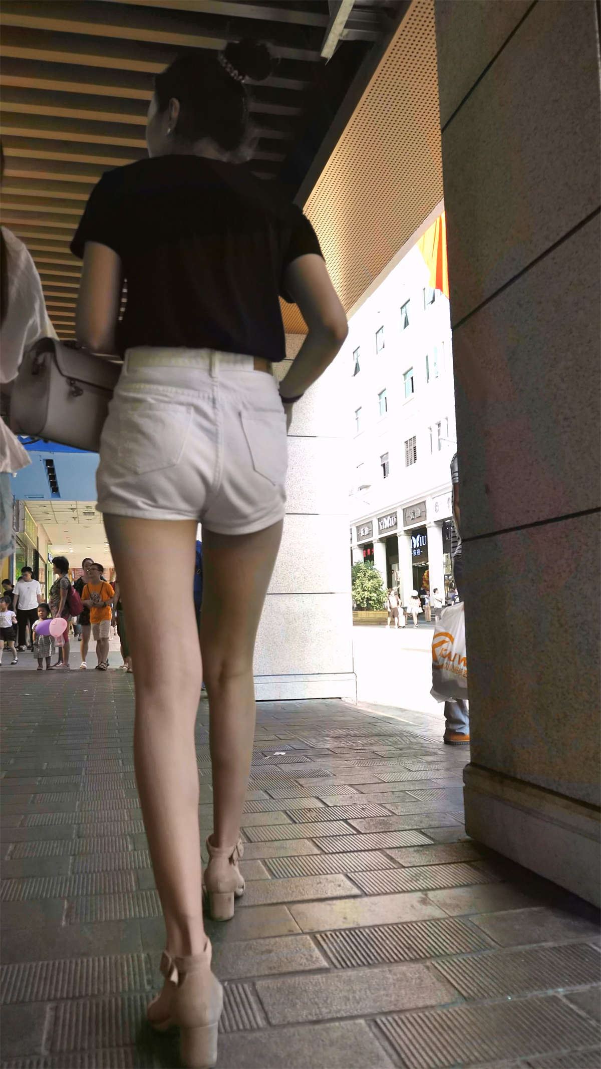 气质黑T恤白短裤苗条身材美女