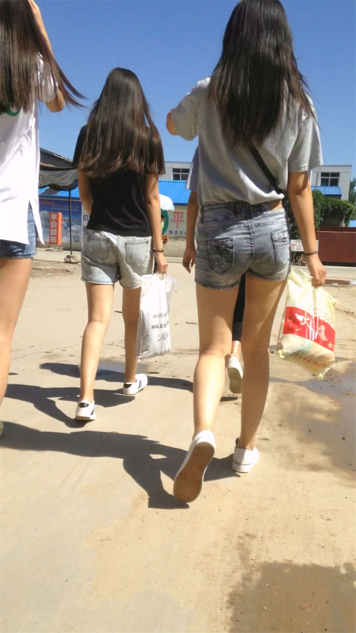 美腿热裤小清新学妹
