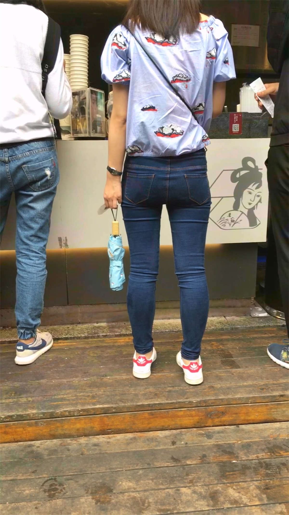 蓝色牛仔裤小美女