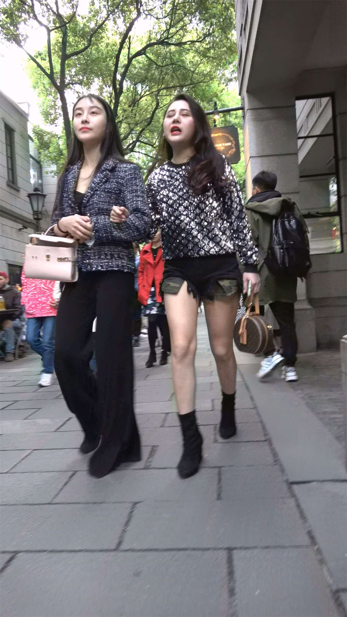 娇艳欲滴的热裤白皙美腿美女