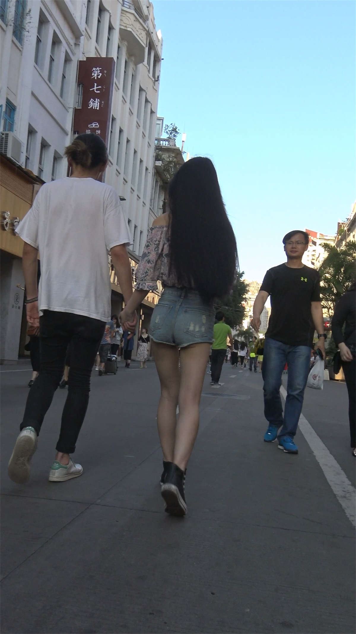 极品嫩腿热裤美女