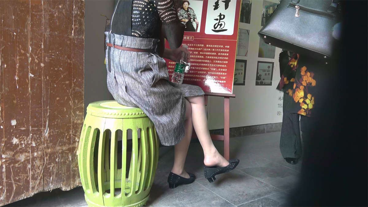 街拍挑鞋的极品肉丝袜高跟