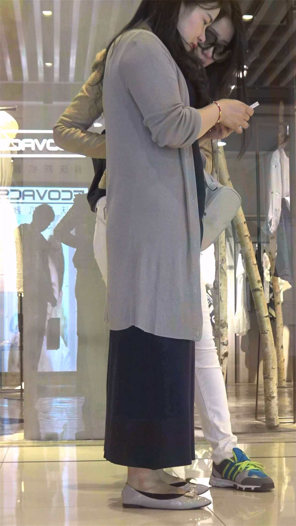 白色紧身裤美女