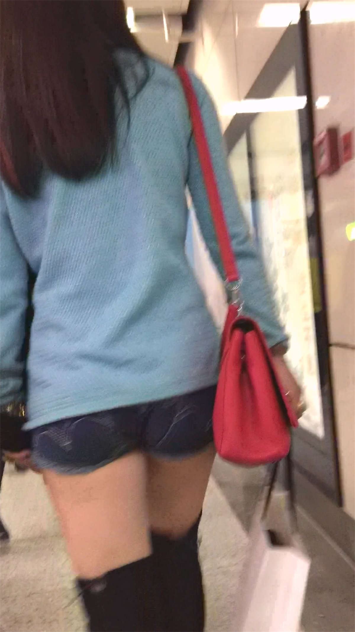 穿着洋气的短牛妈妈