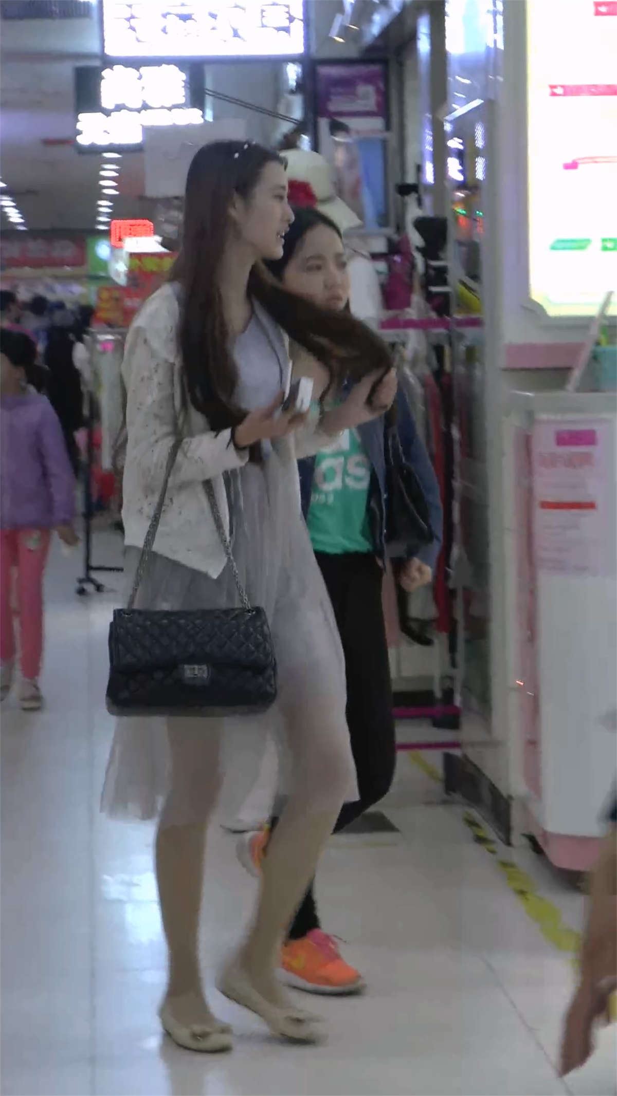 漂亮的连衣裙美女