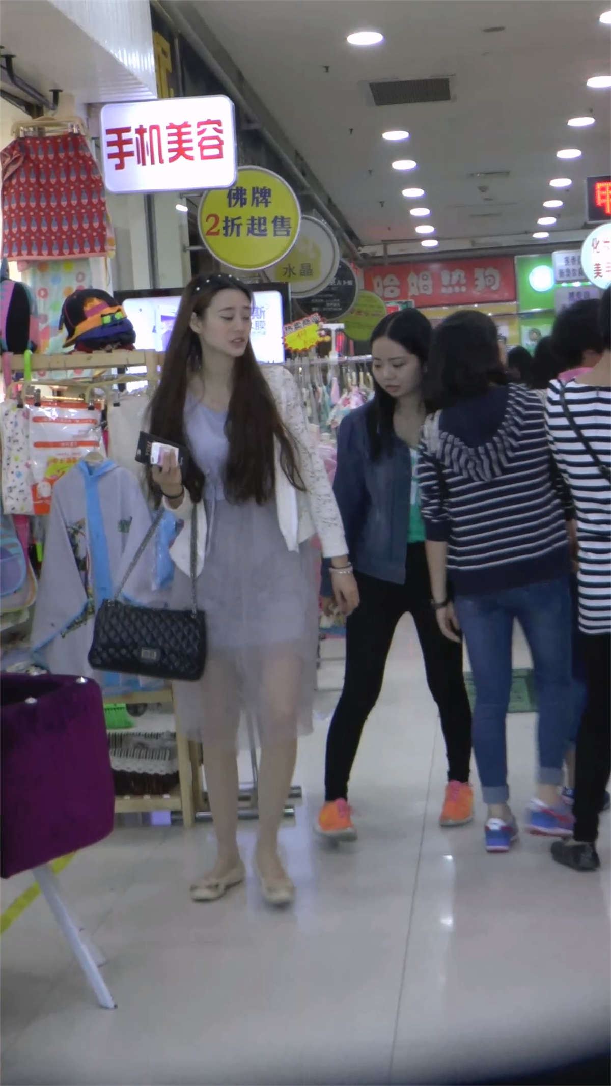 漂亮的连衣裙美女
