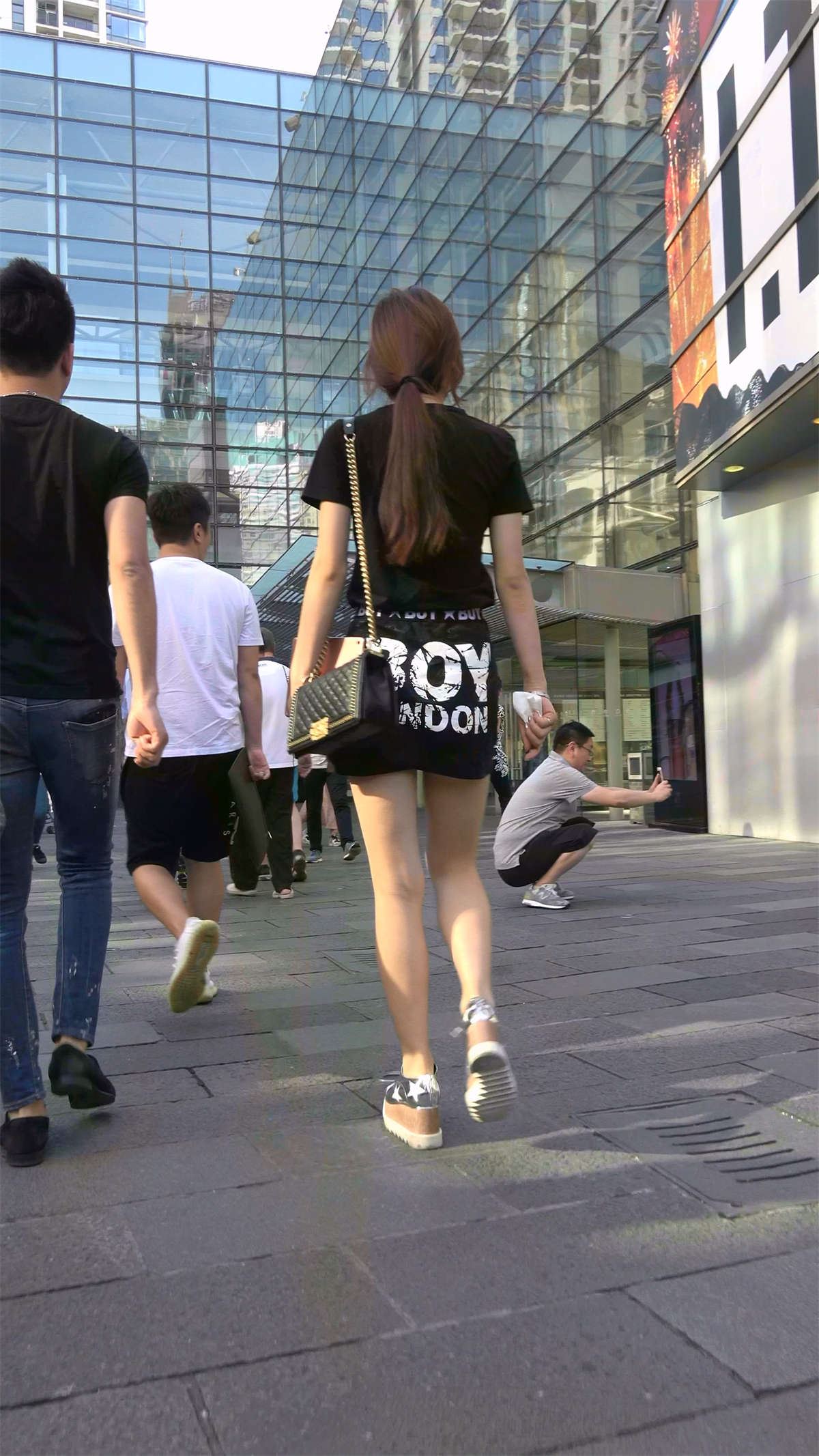 天生丽质甜美黑色T恤短裙美女