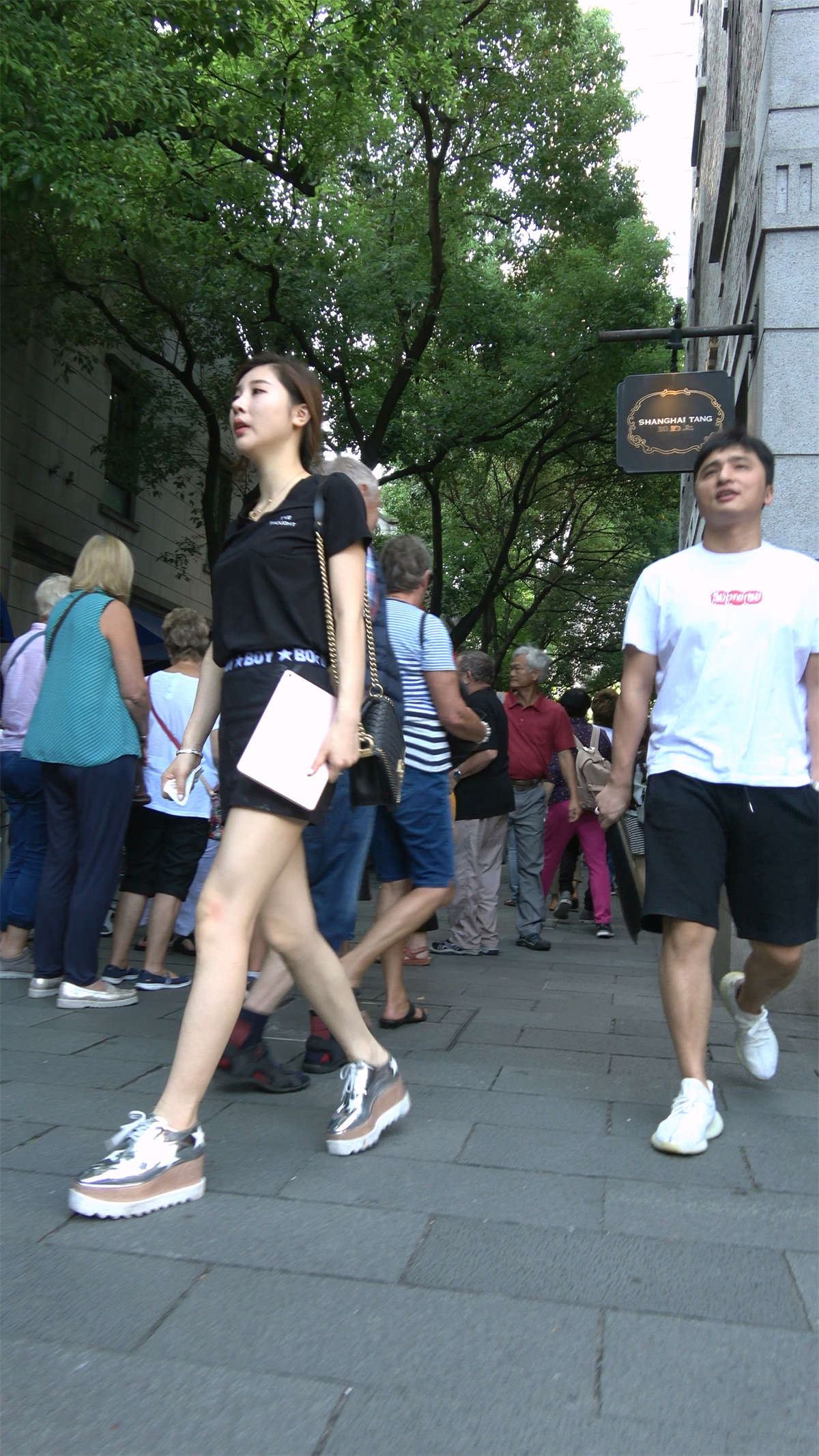 天生丽质甜美黑色T恤短裙美女