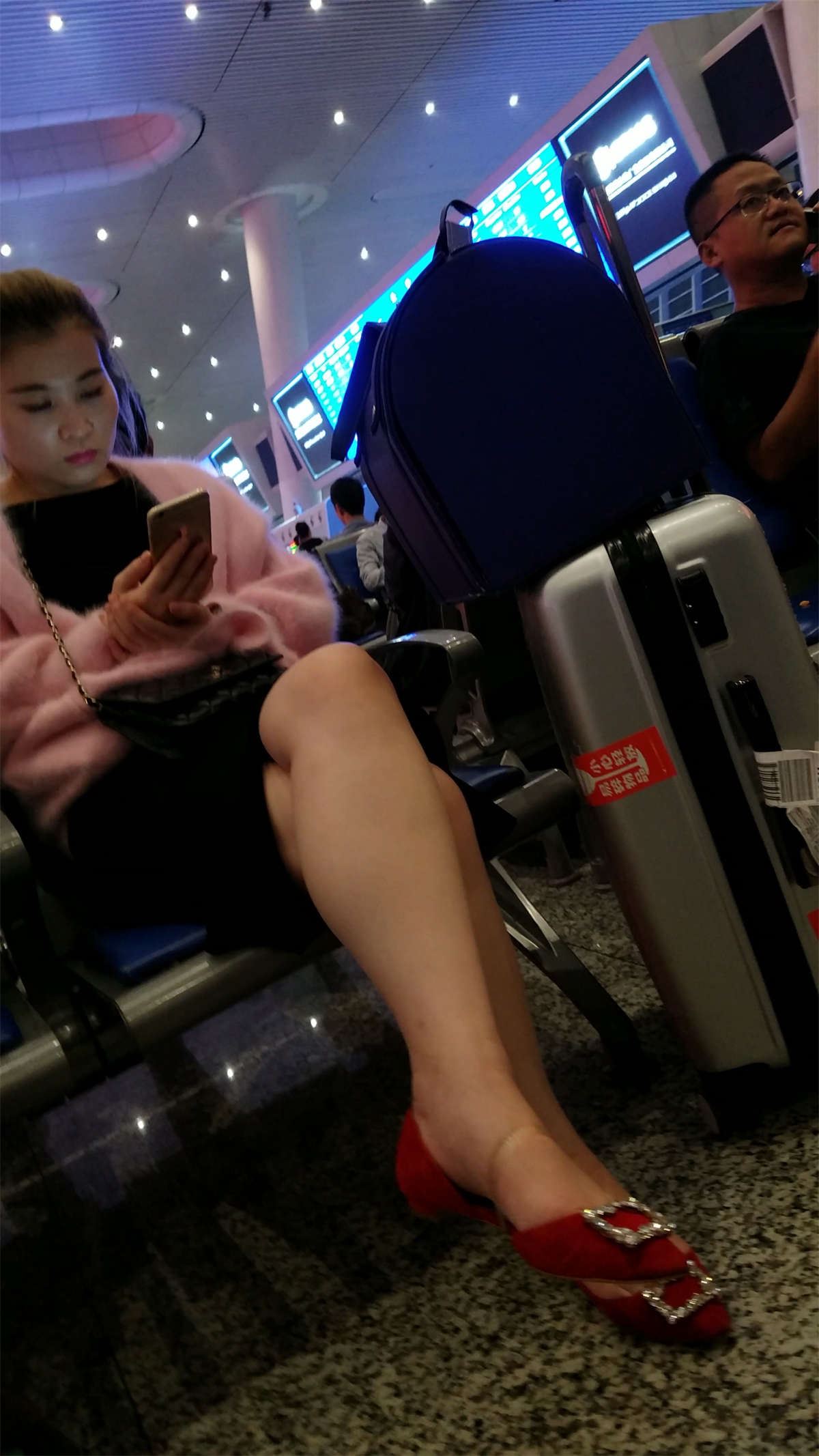 漂亮的大美女挑鞋玩