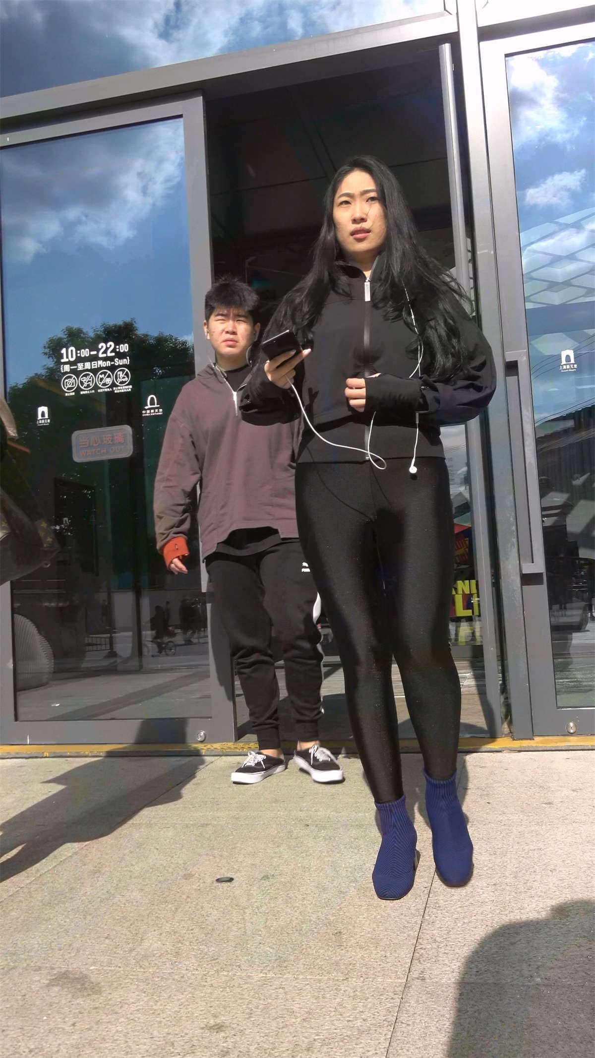 黑色紧身弹力裤短靴美女