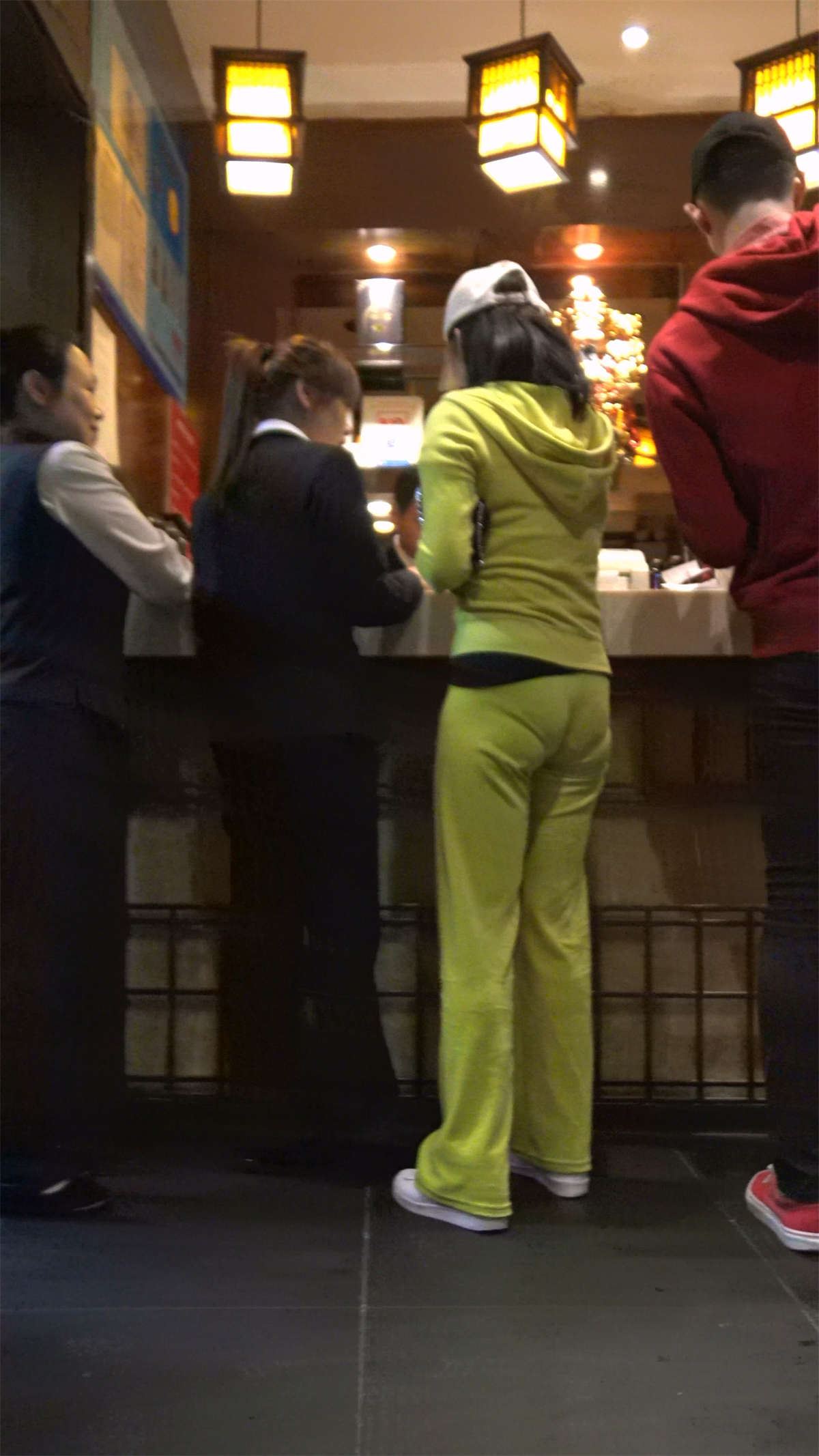 鸭舌帽运动装美女1