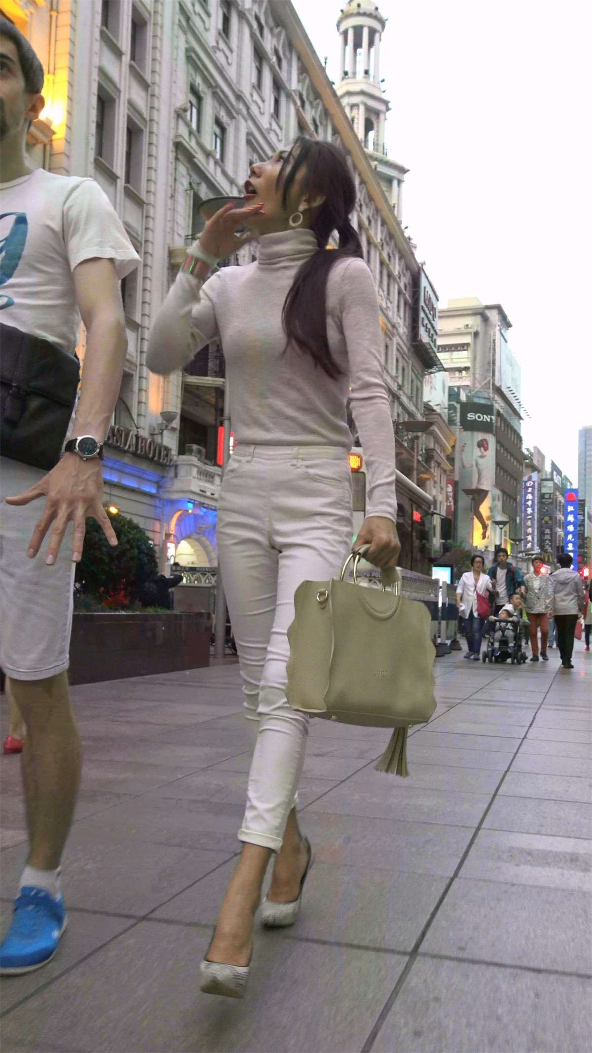 白裤高挑身材高跟鞋美女