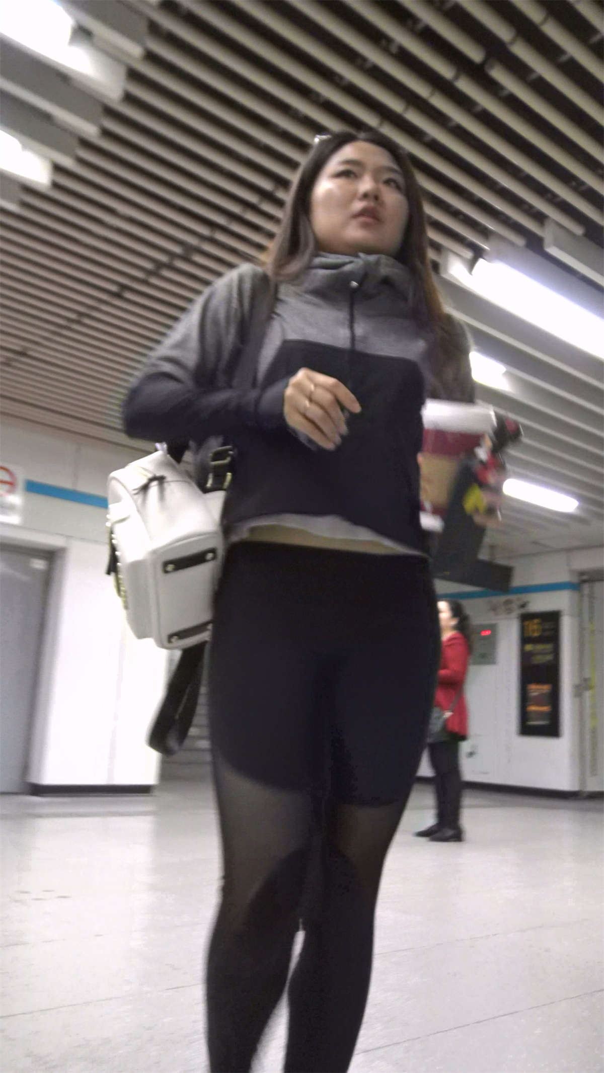 黑色紧身弹力裤运动鞋美女