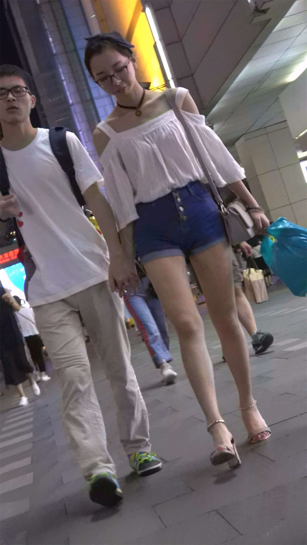 高腰牛仔热裤白衬衫高挑美腿