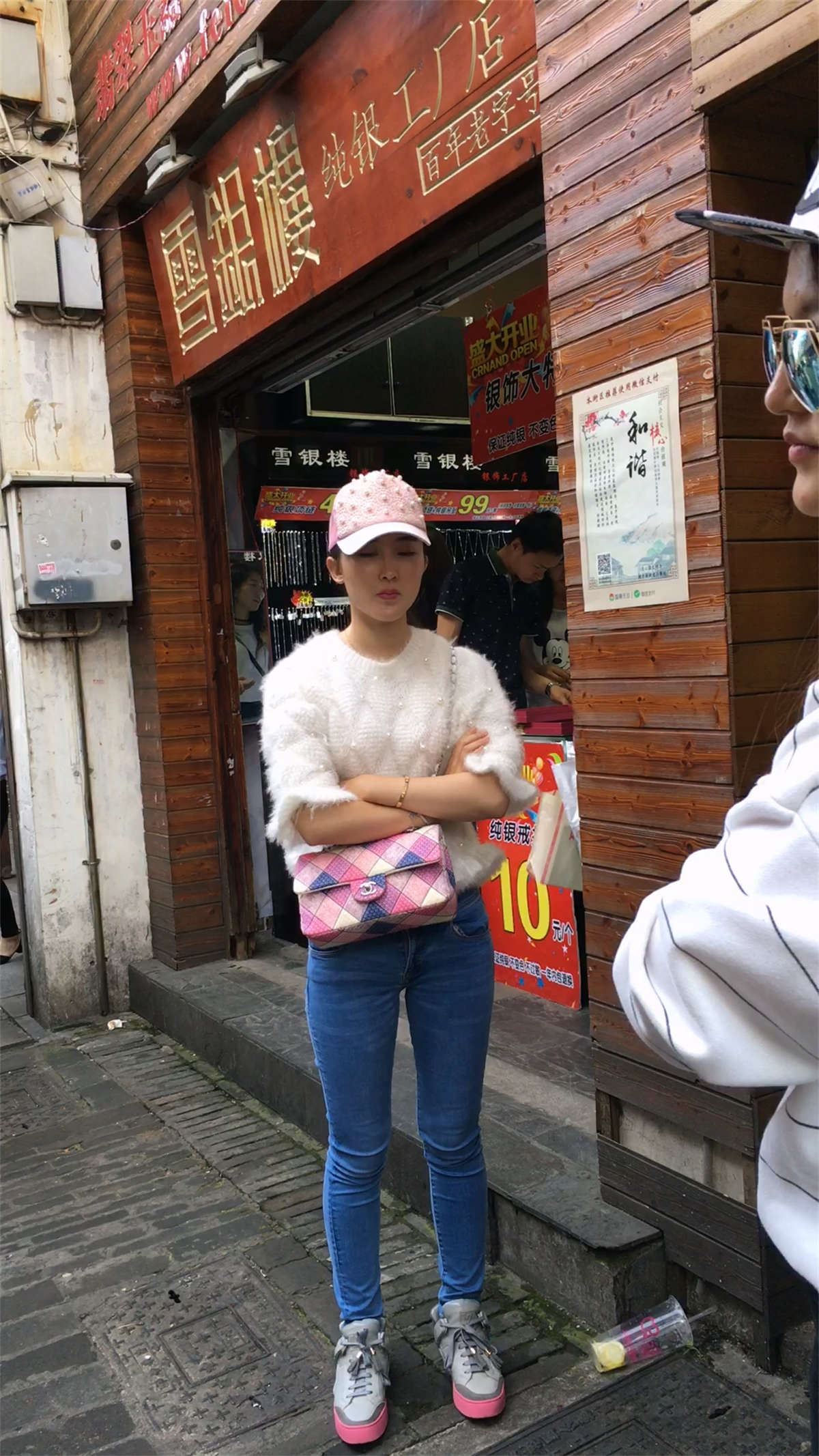 身材和样貌都很极品的蓝牛翘臀美女
