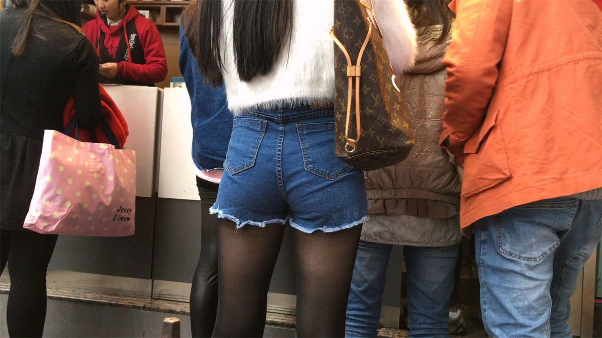黑丝牛仔短裤美眉