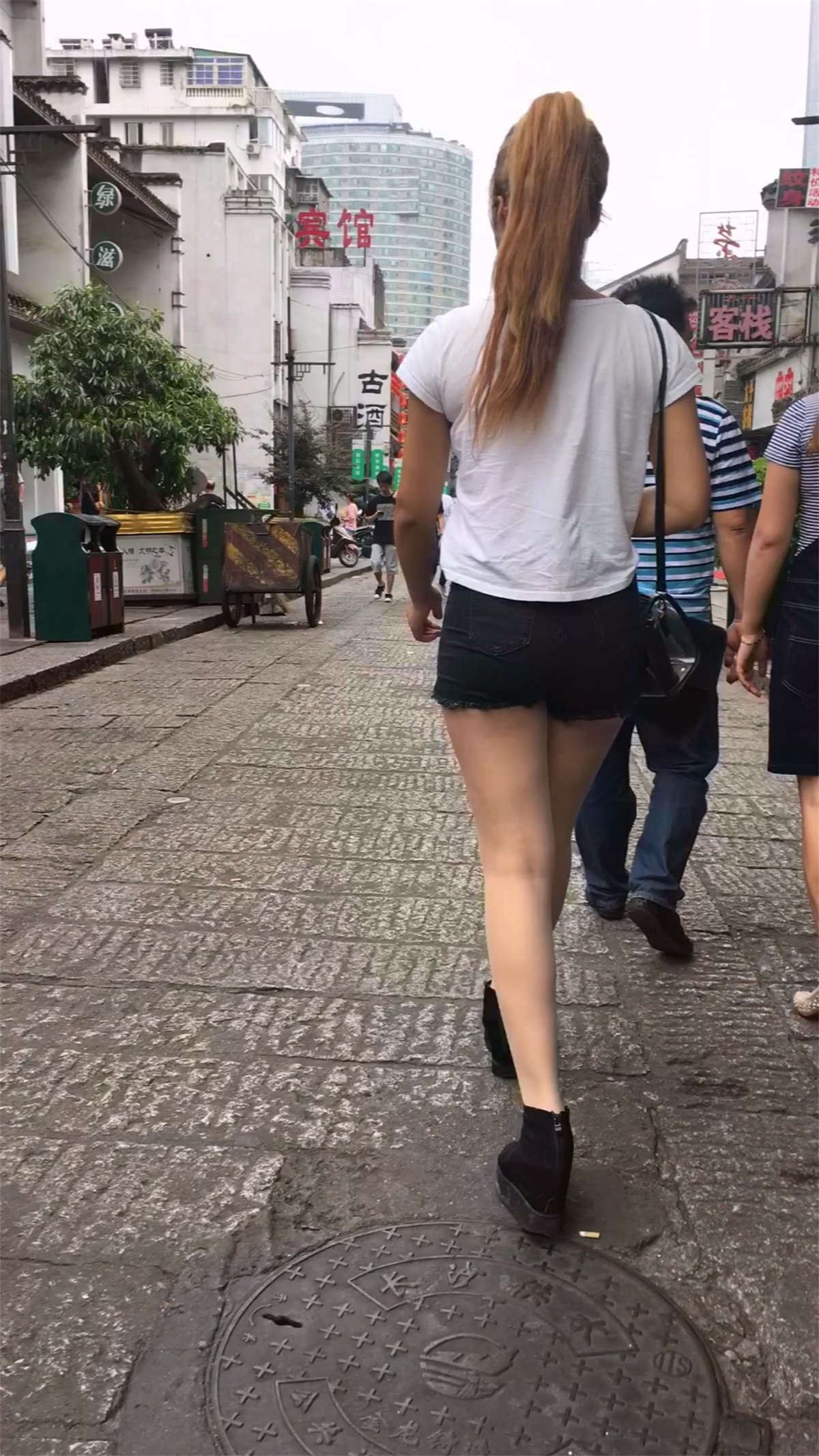热裤美女