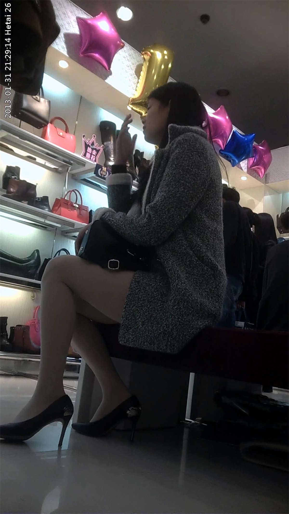 两个长腿肉丝美女试鞋犹豫不决