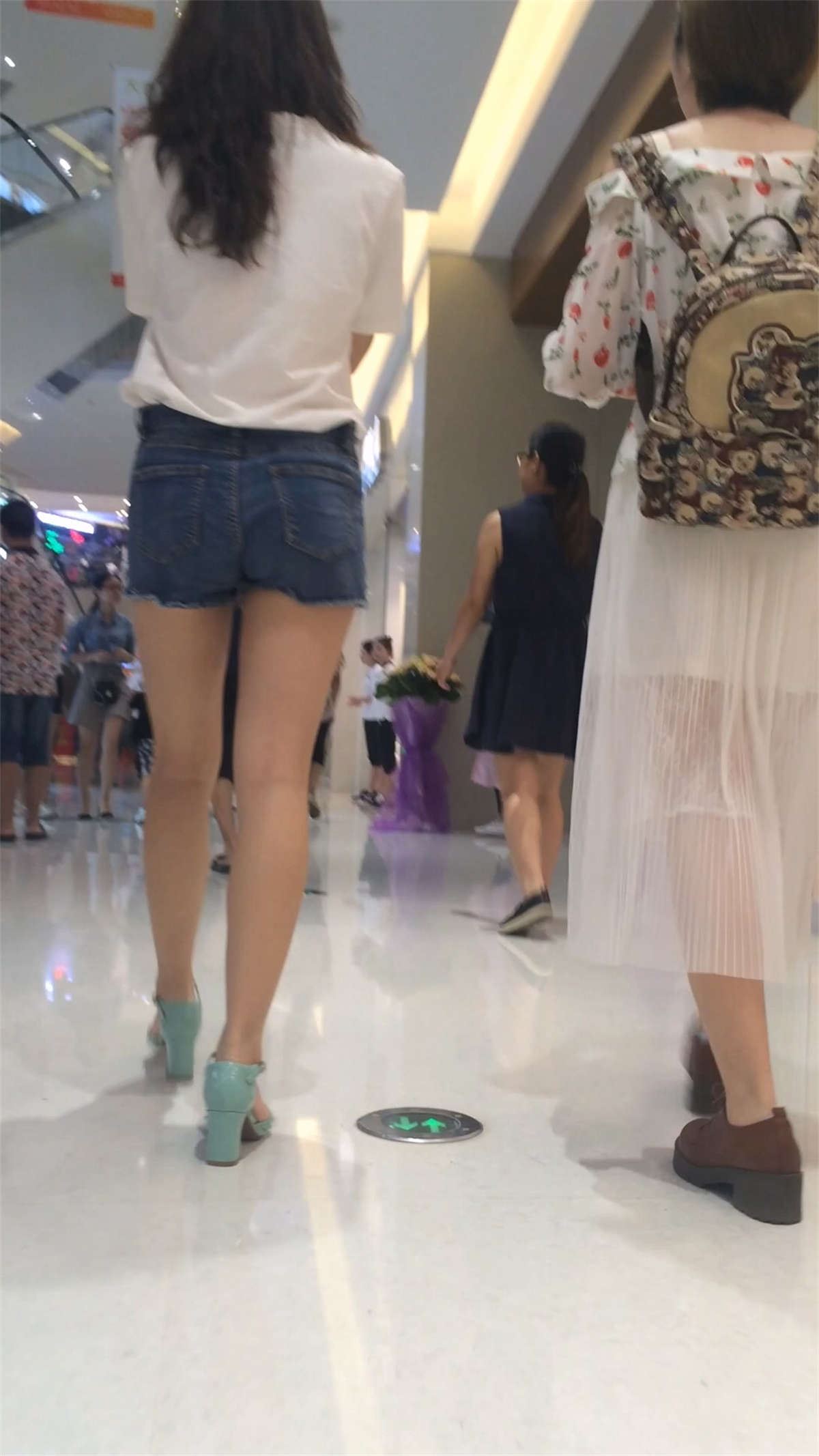 蓝色牛仔短裤极品白皙长腿美女