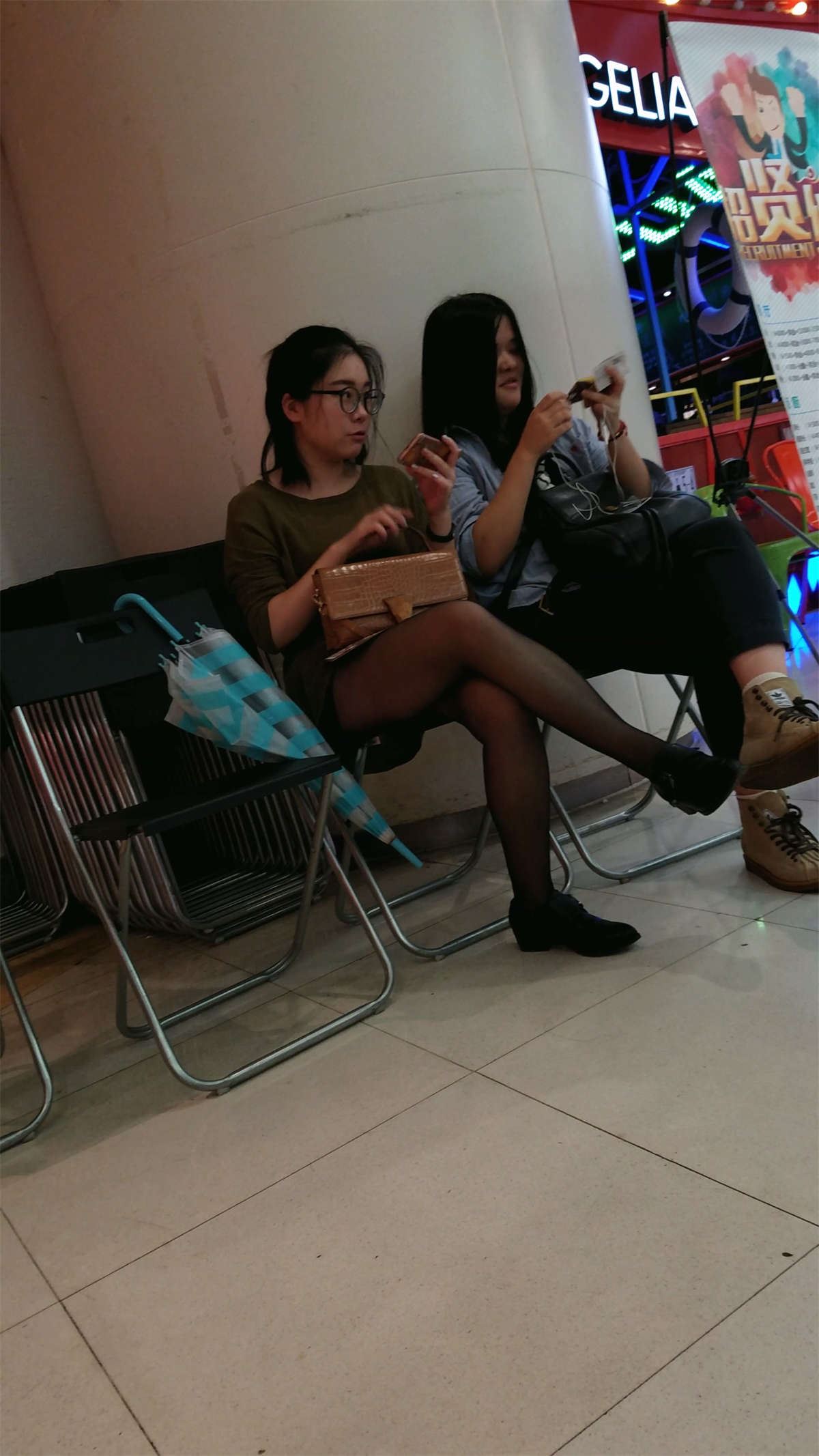 黑丝黑高眼镜妹