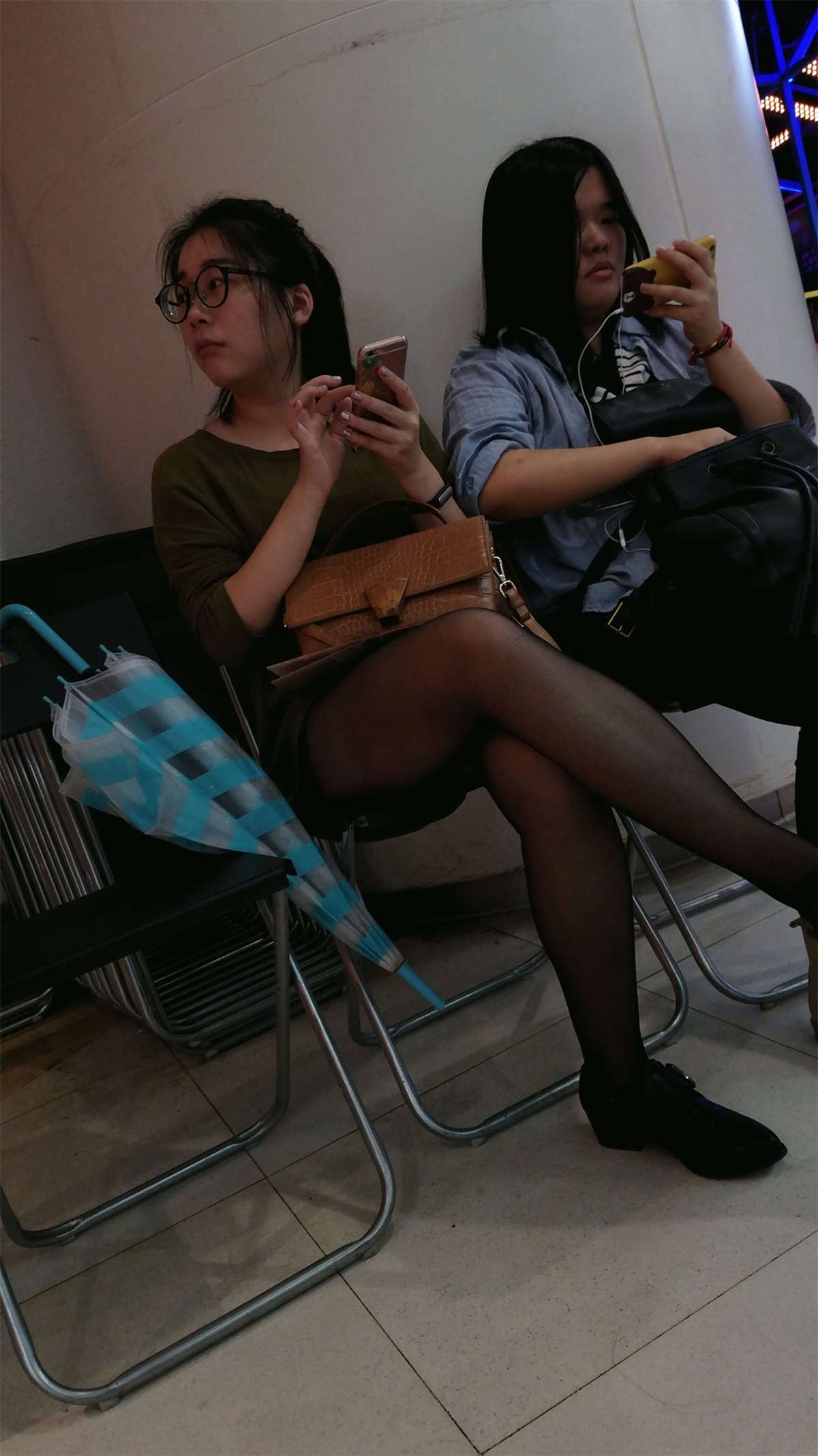 黑丝黑高眼镜妹