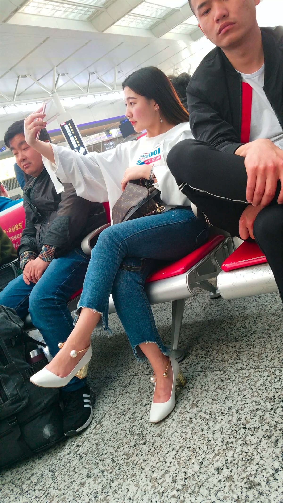 火车上拍照的高跟牛仔裤美女