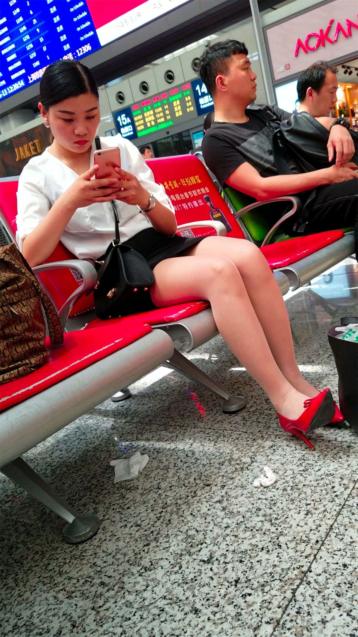 白衣美腿红鞋短裙美眉，有亮点