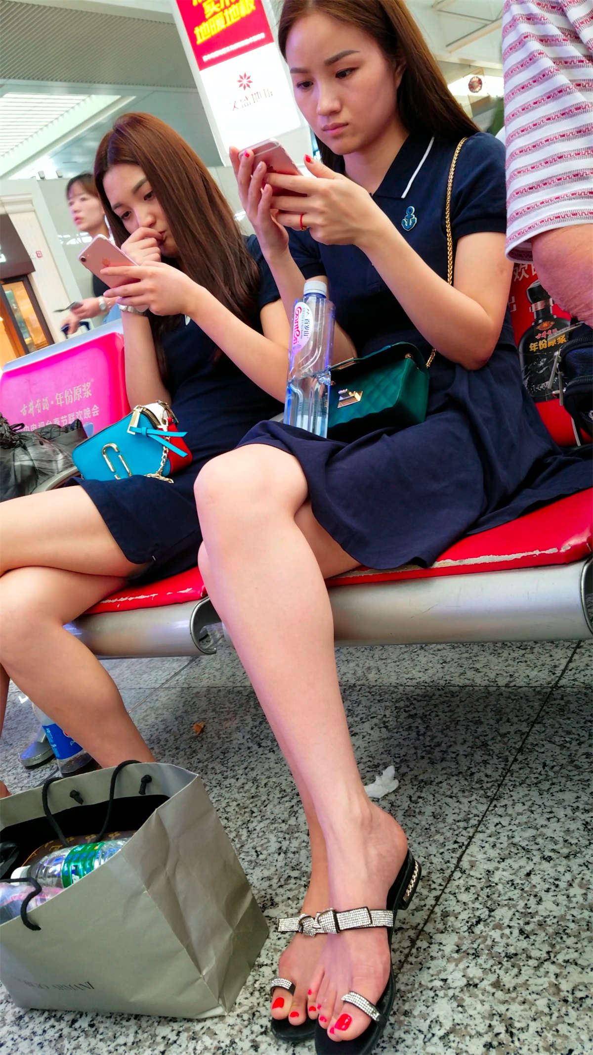 高铁站两个大白腿美女