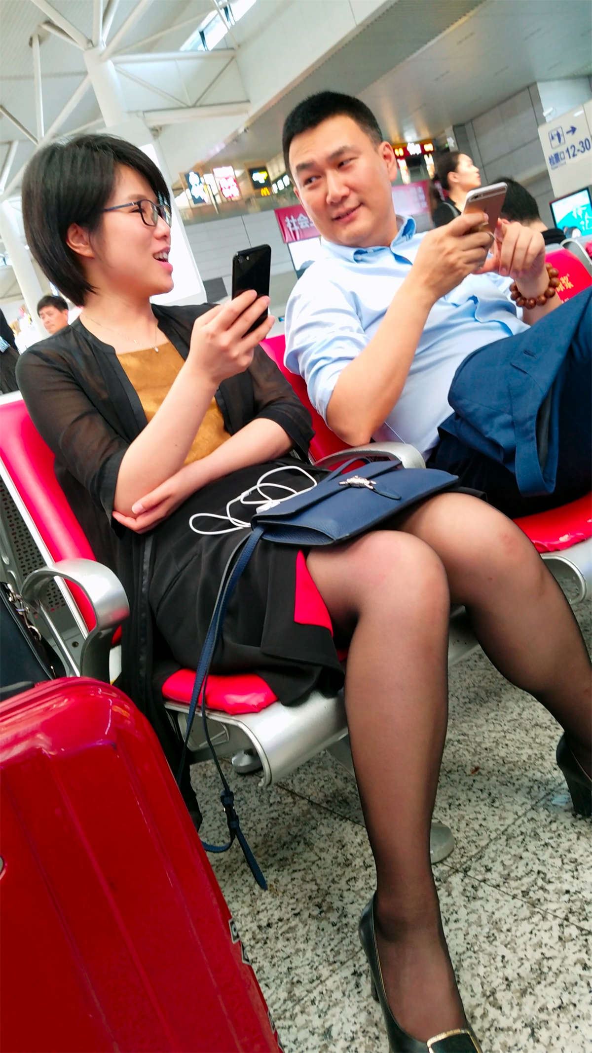 OL黑丝高跟鞋制服街拍美女