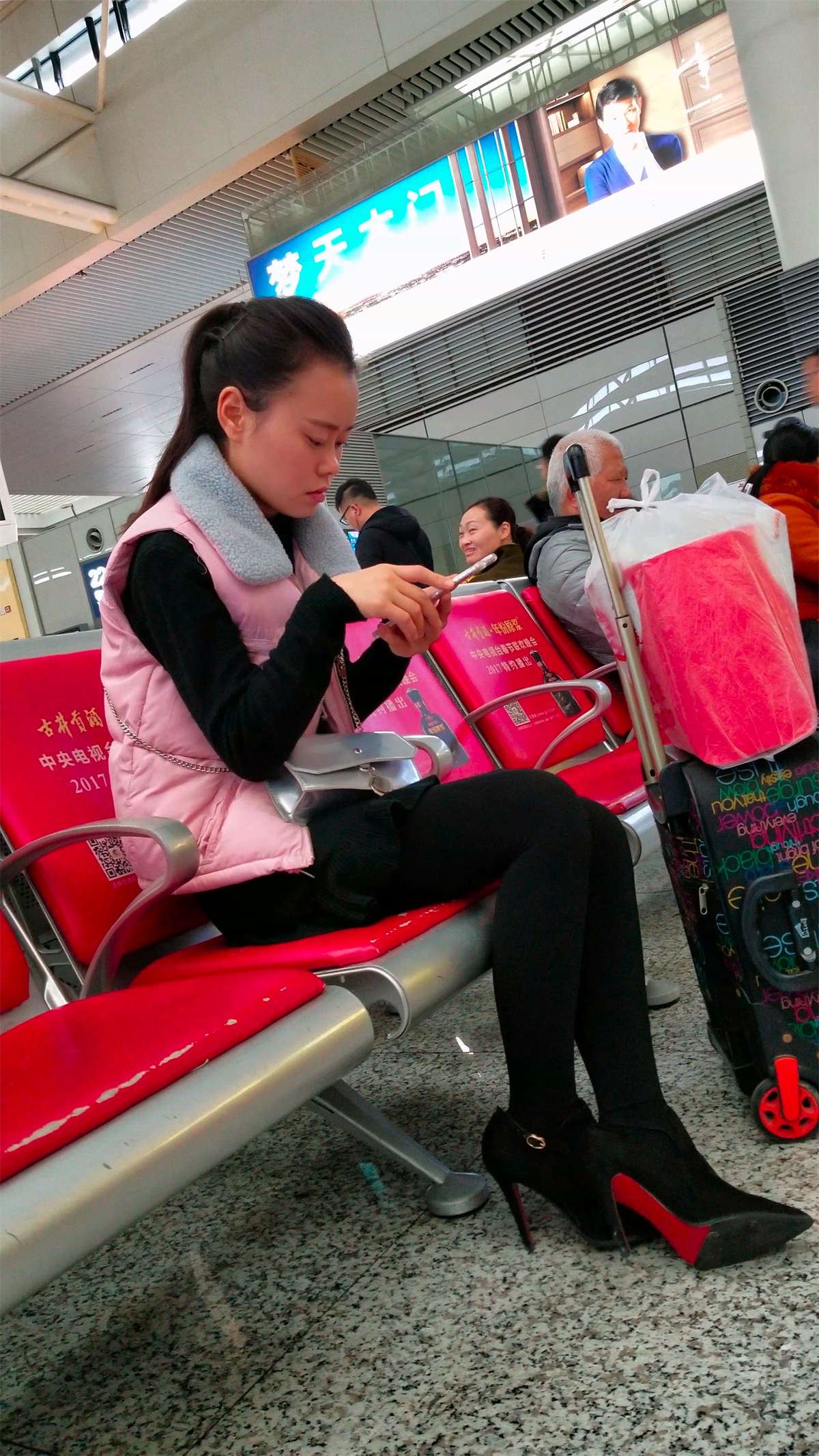 性感黑丝高跟街拍美腿