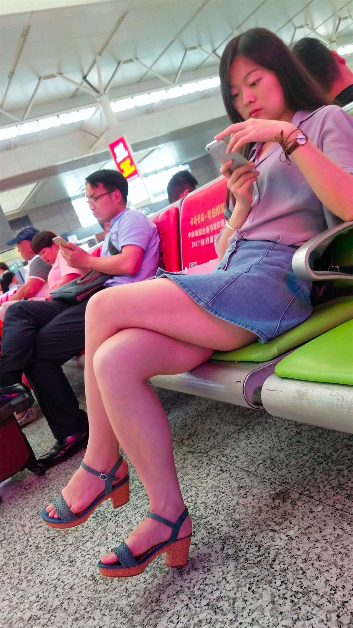短裙凉拖街拍美腿美颜小姐姐