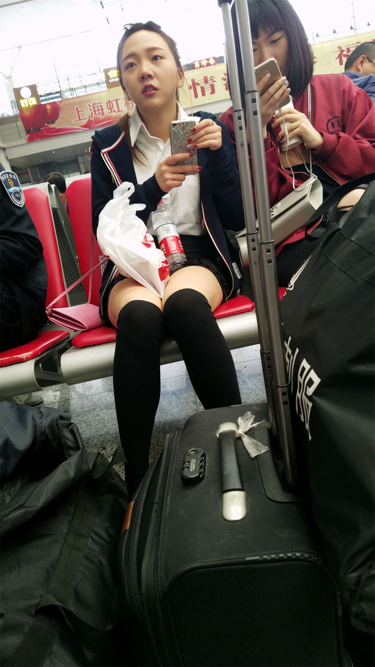 火车站候车的黑色高筒袜白皙美腿漂亮妹子