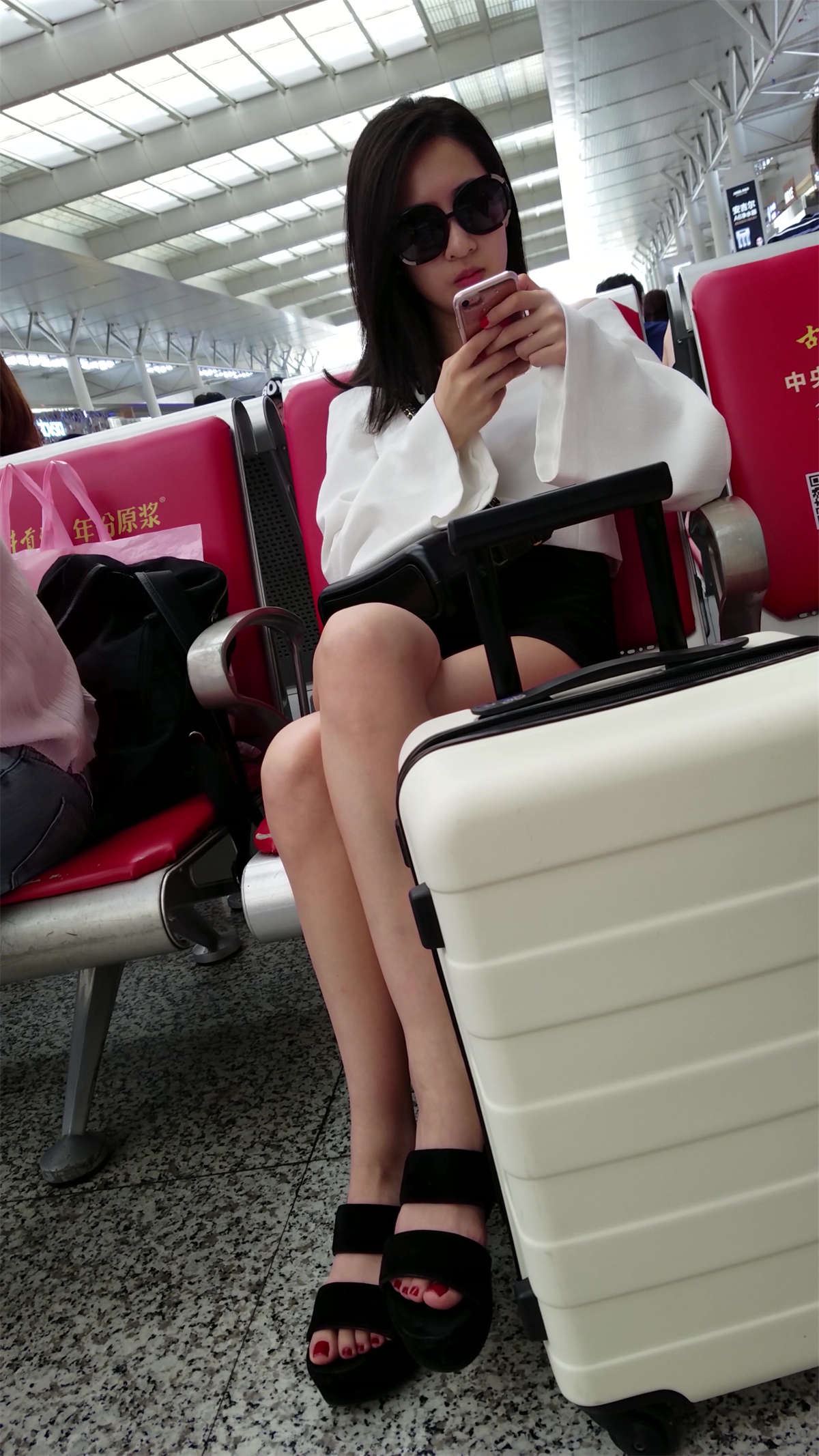 气质甜美女孩短裤性感