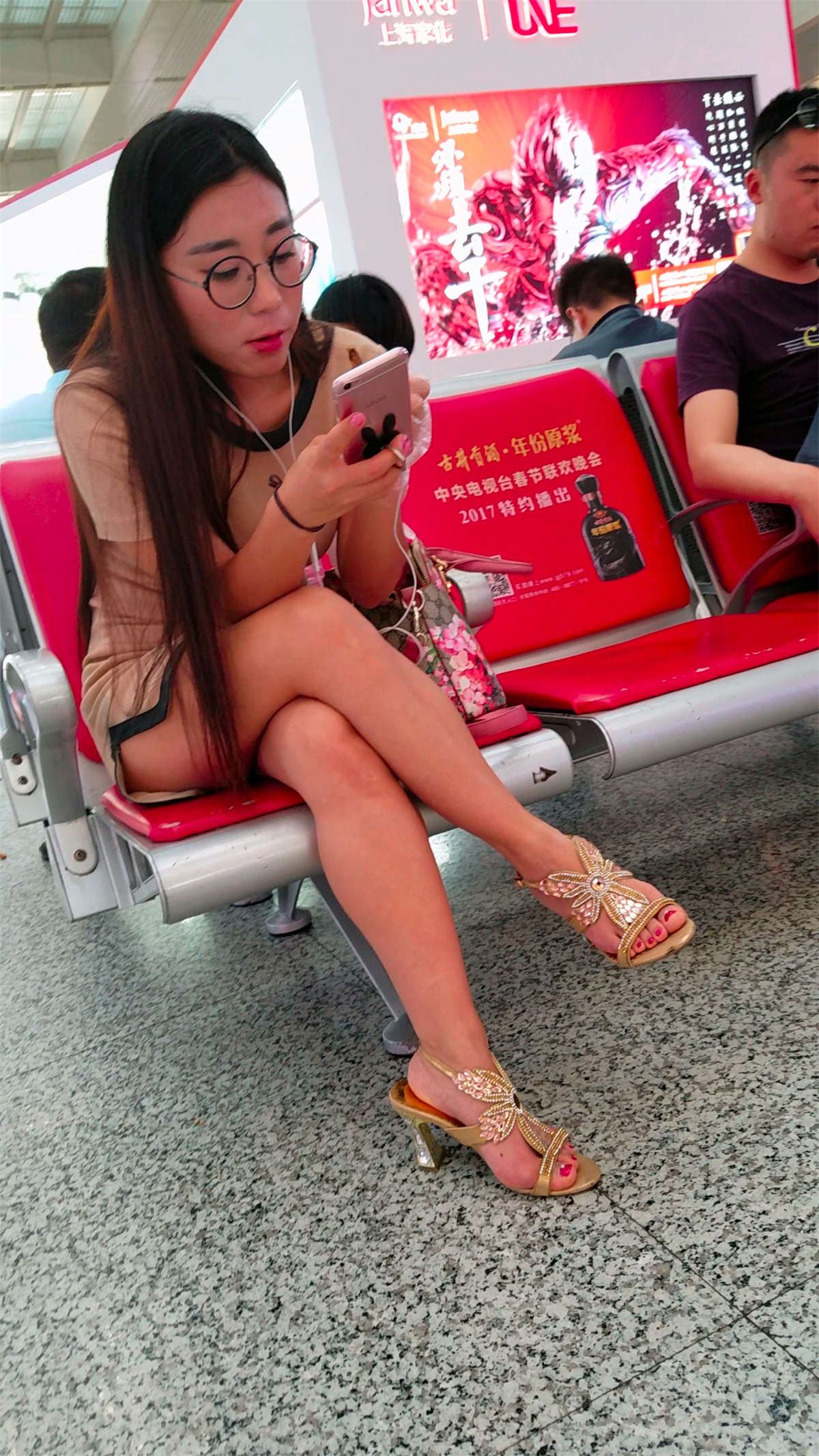 高跟鞋米色连衣裙眼镜美女街怕美腿