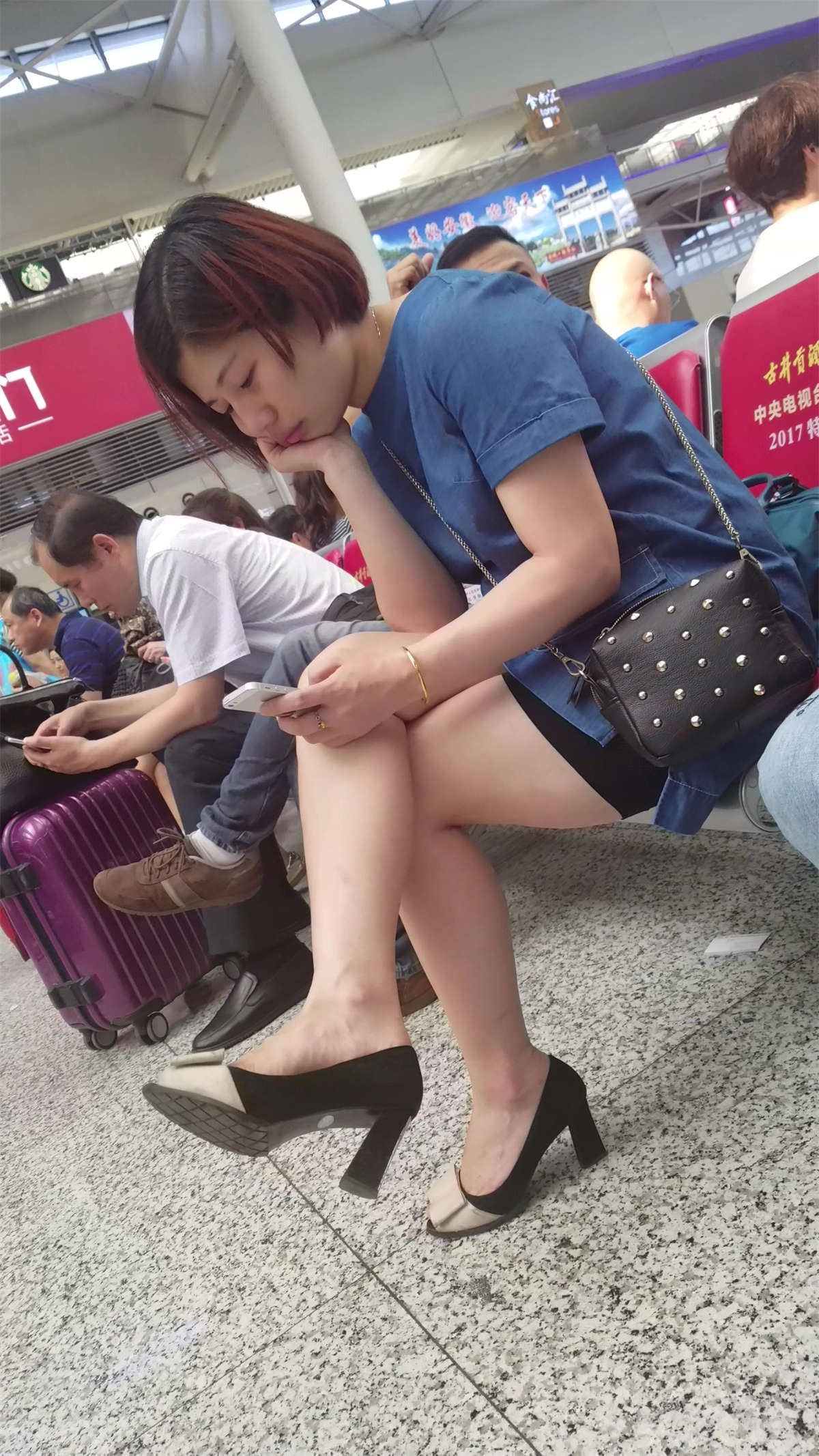 性感鱼嘴高跟鞋街拍短裙美腿
