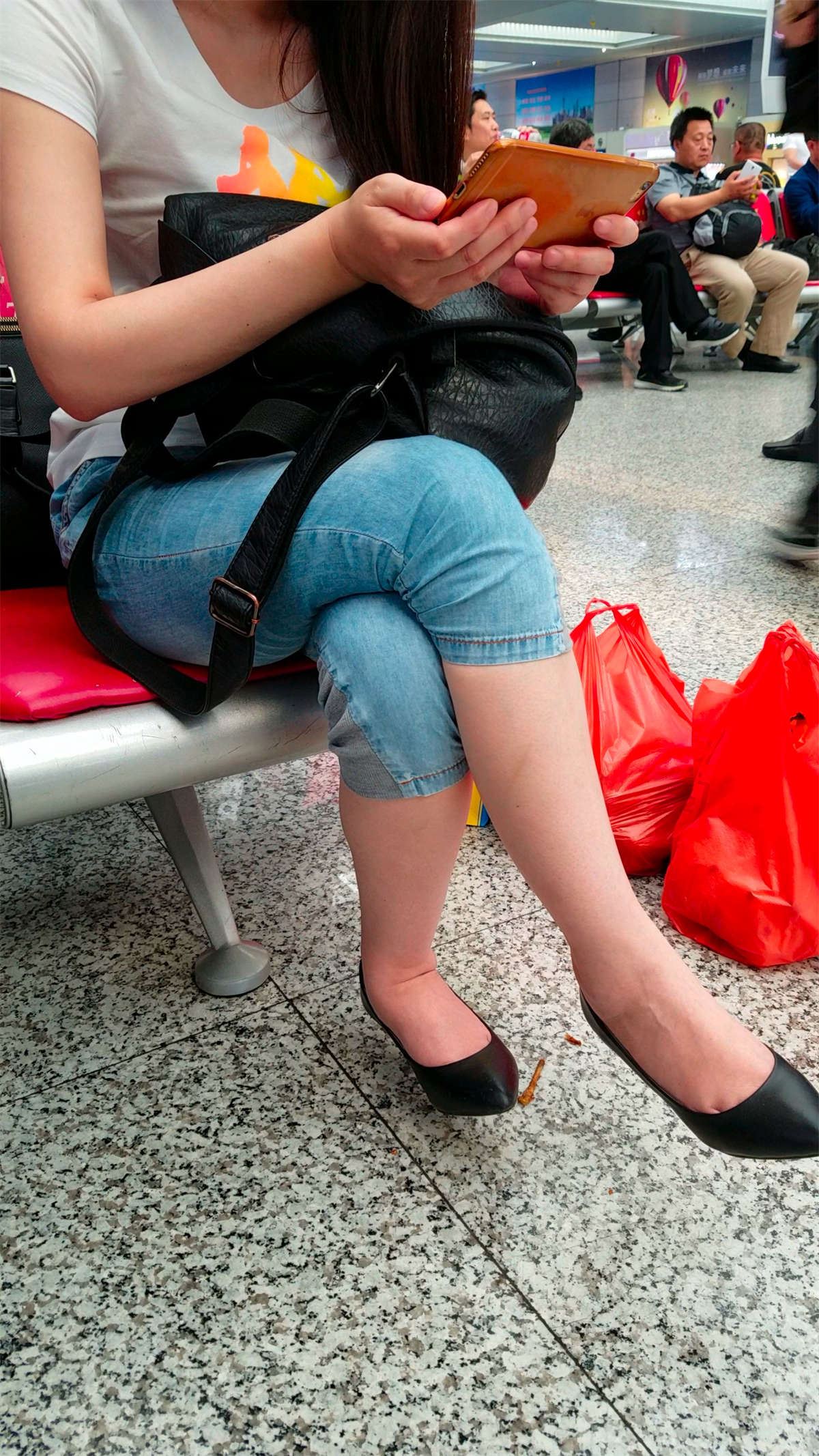 这才是街拍的美女大白腿