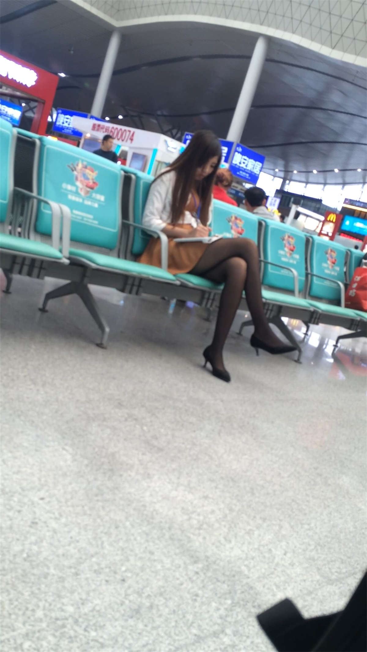 长沙火车站遇见漂亮黑丝高跟美女