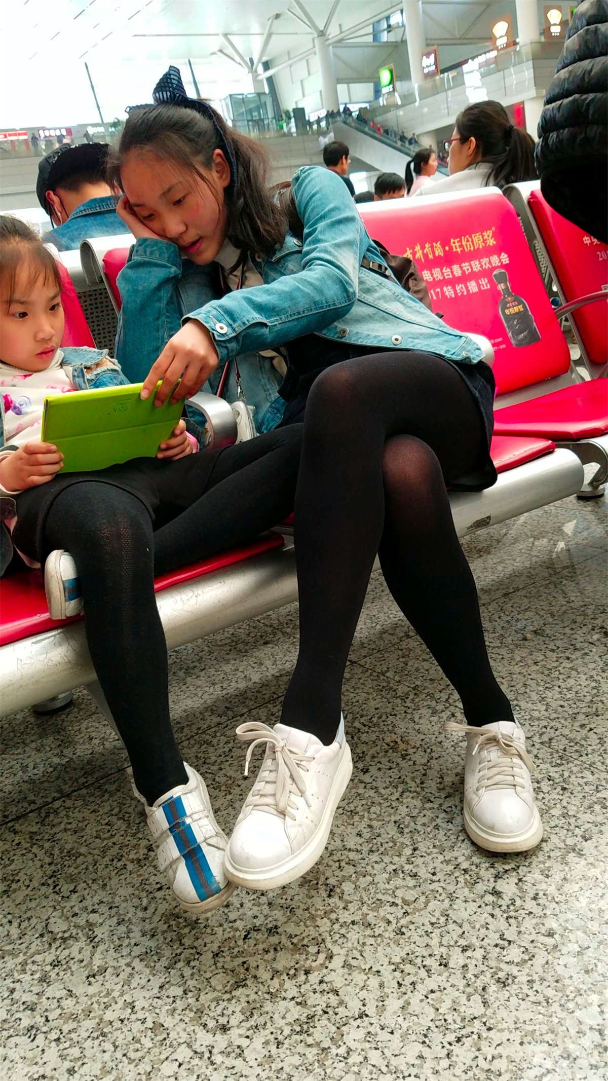 车站候车的黑色丝袜牛仔短裤极品美腿小妹