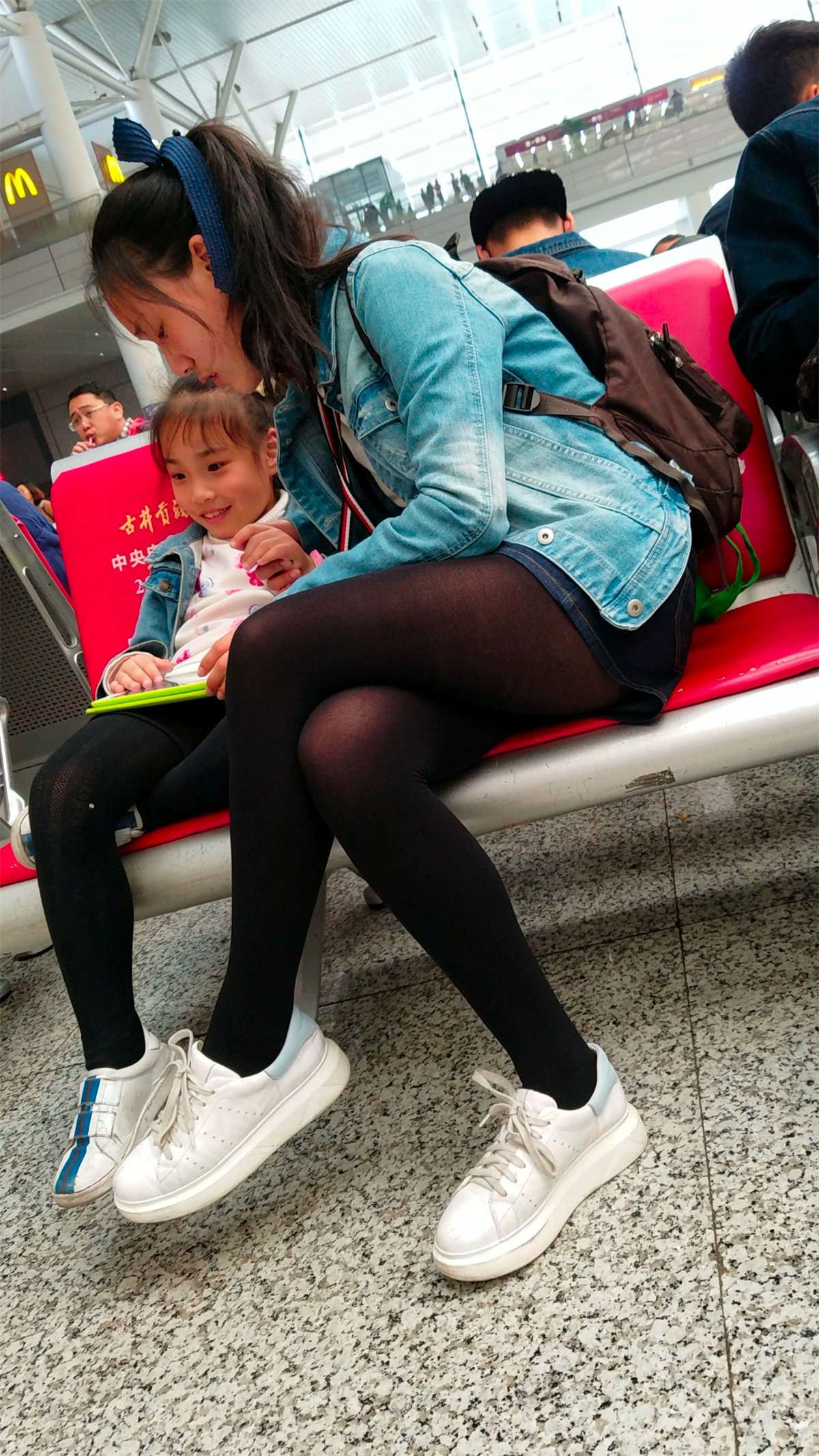 车站候车的黑色丝袜牛仔短裤极品美腿小妹