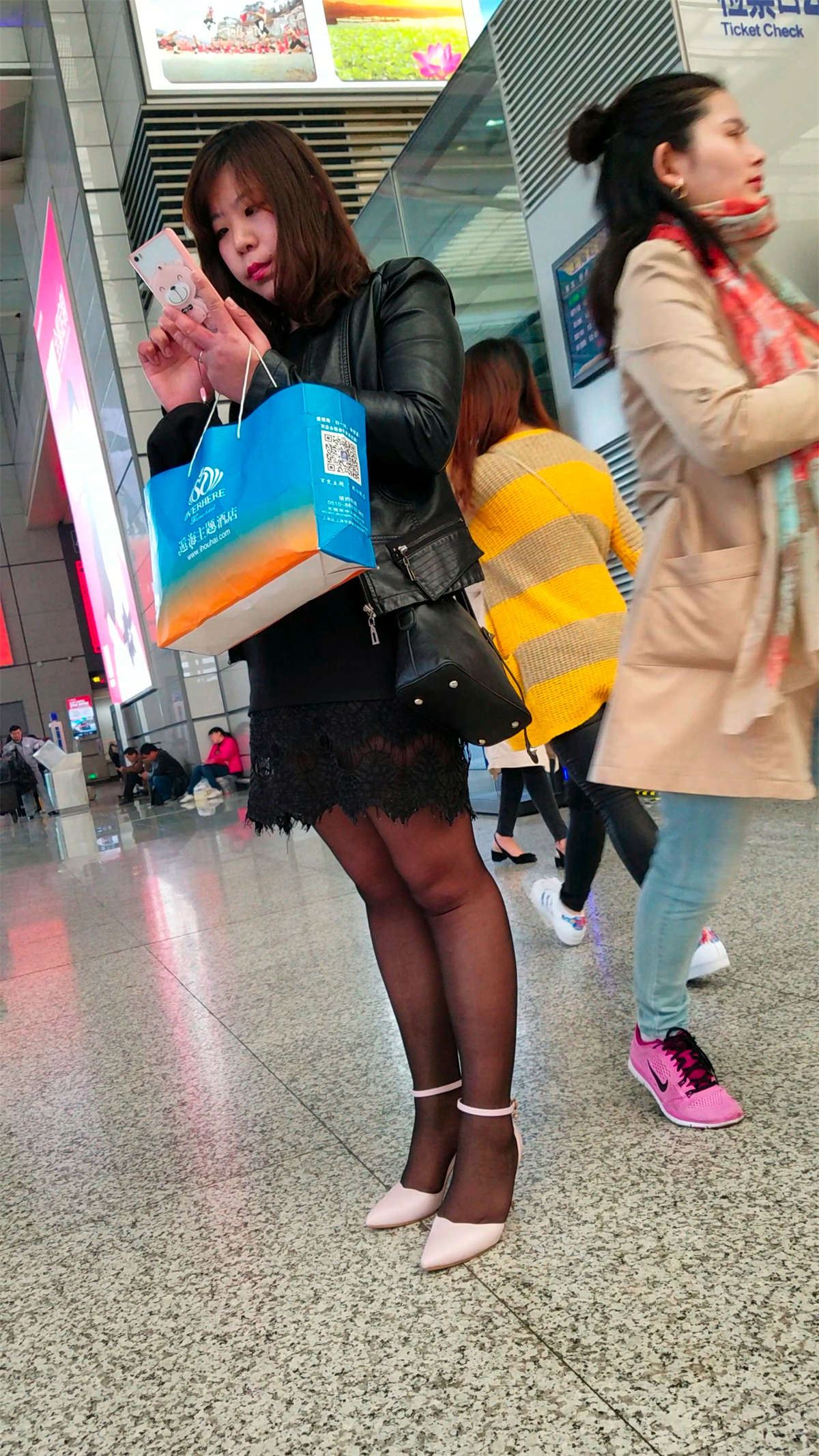 车站黑色蕾丝包臀裙粉色高跟丰满少妇
