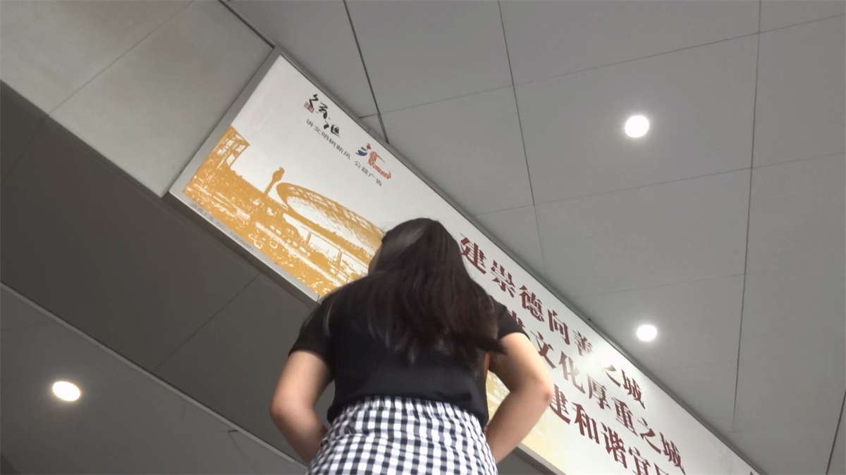 黑T恤格子裙美眉