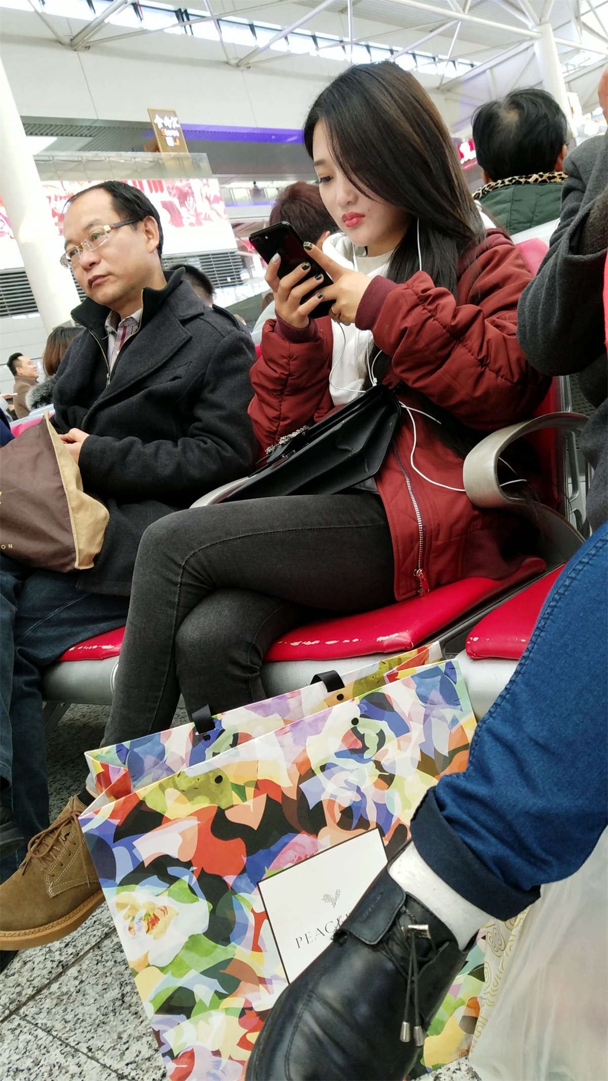 高铁站拍摄紧身牛仔裤长发漂亮美女