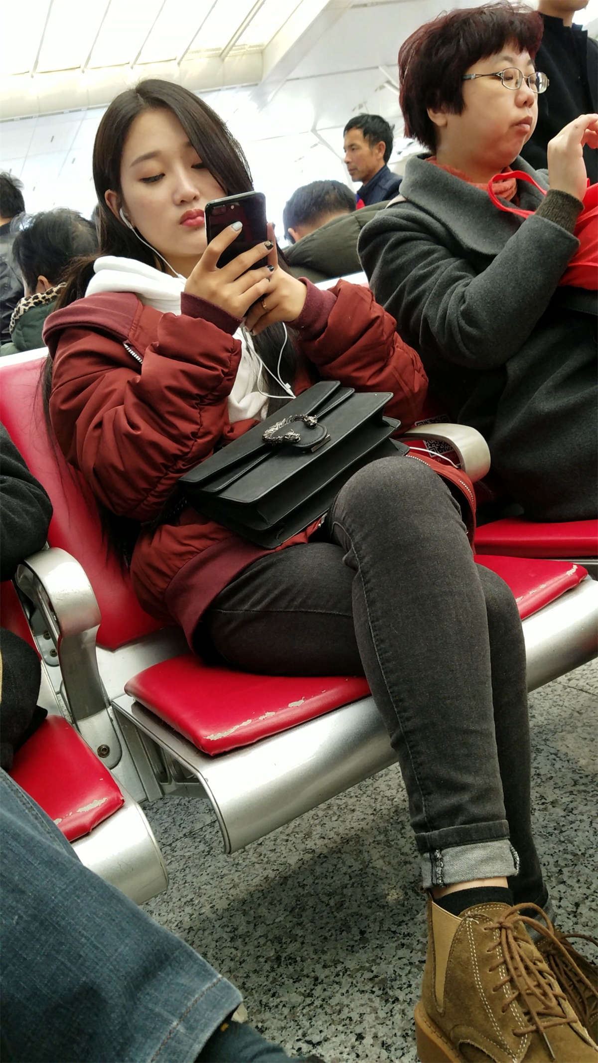 高铁站拍摄紧身牛仔裤长发漂亮美女