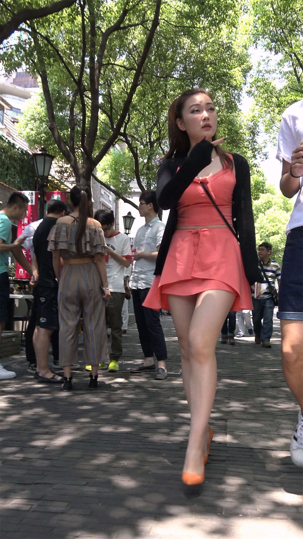 丰满性感连衣裙美腿高颜值女神姐姐