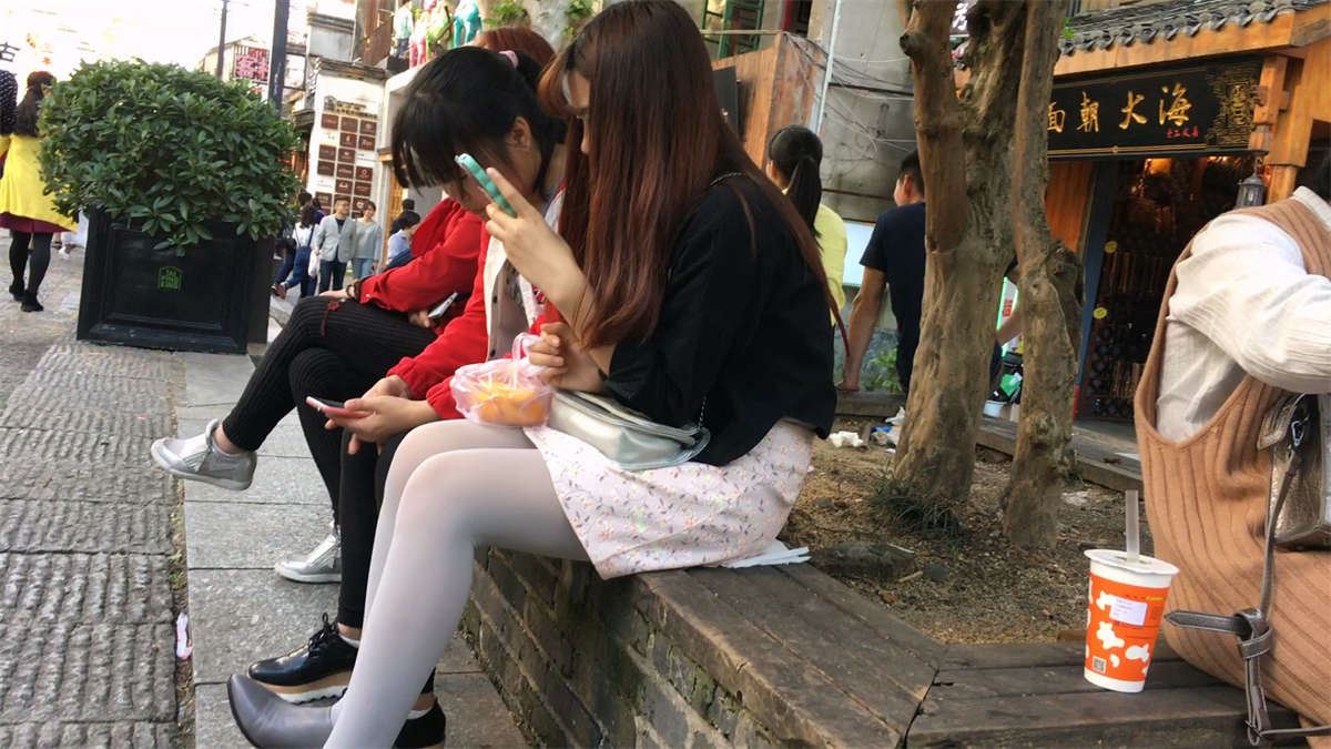坐在花坛休息的极品美腿丝袜美女