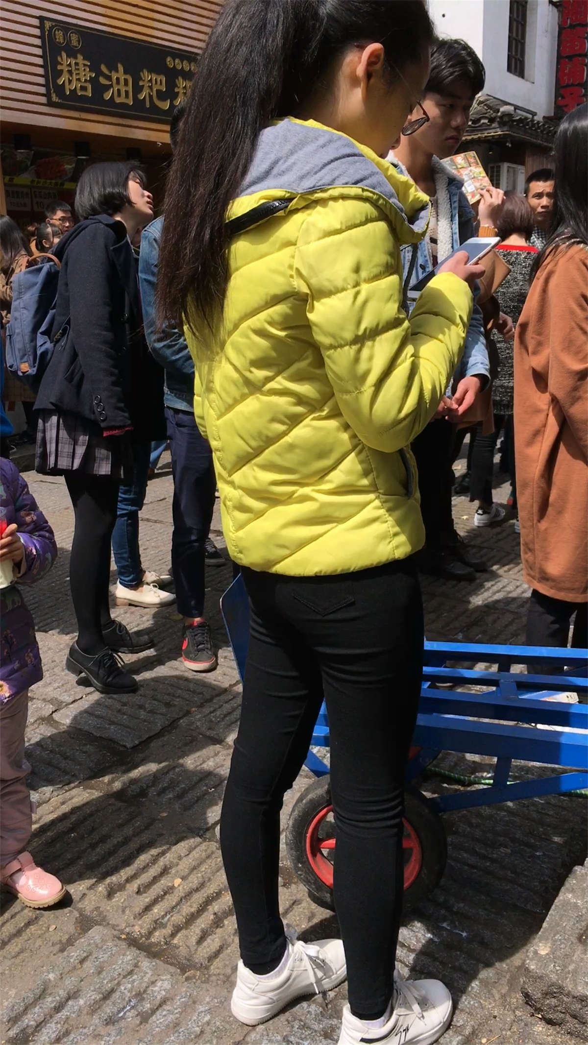 排队买小吃的美女