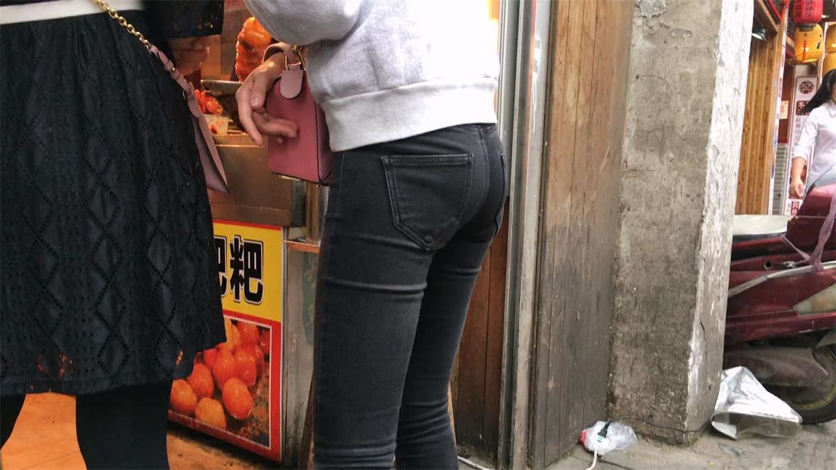 黑色紧身牛仔美女