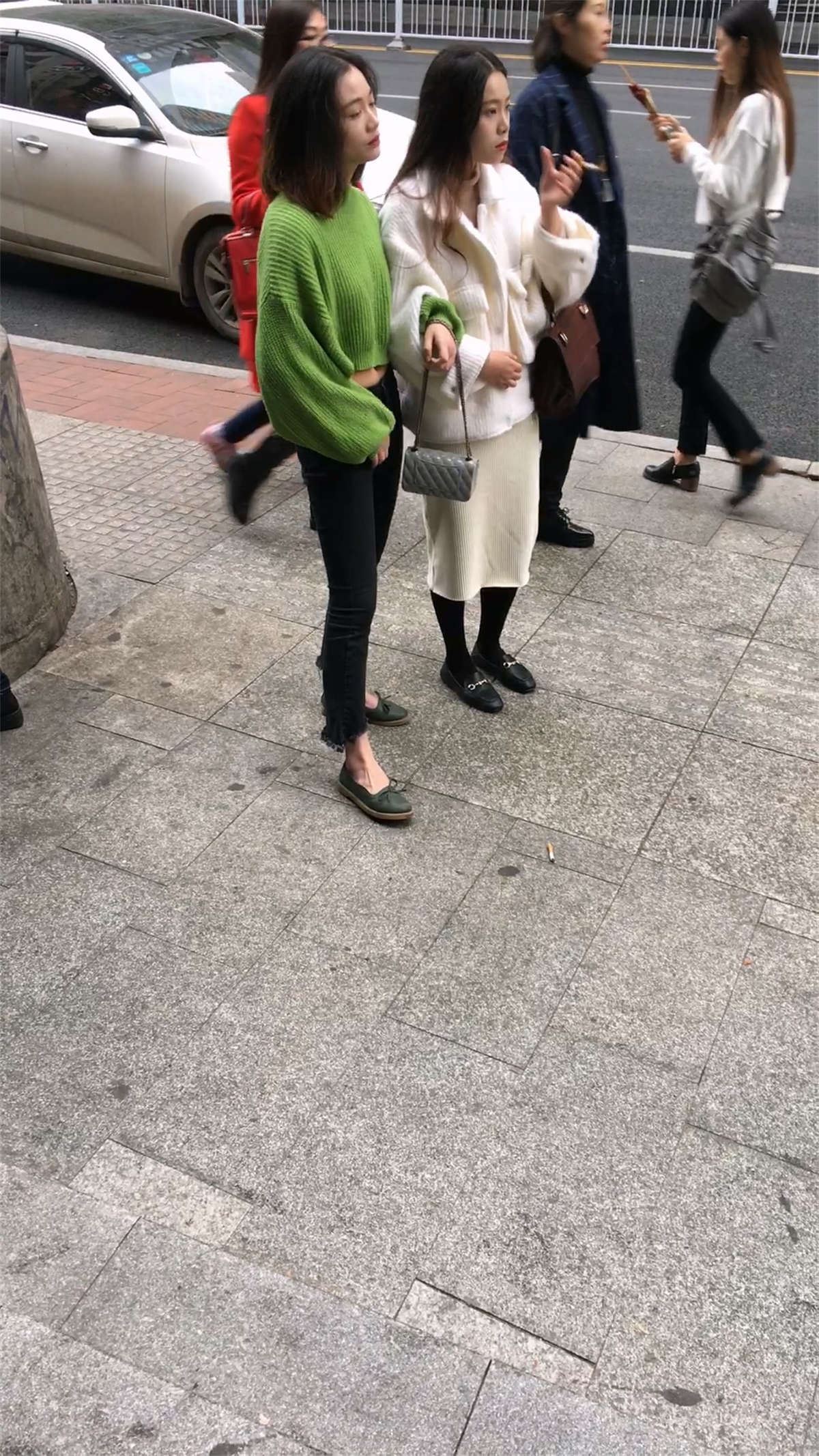 黑色紧身牛仔裤和白色包臀长裙妹子