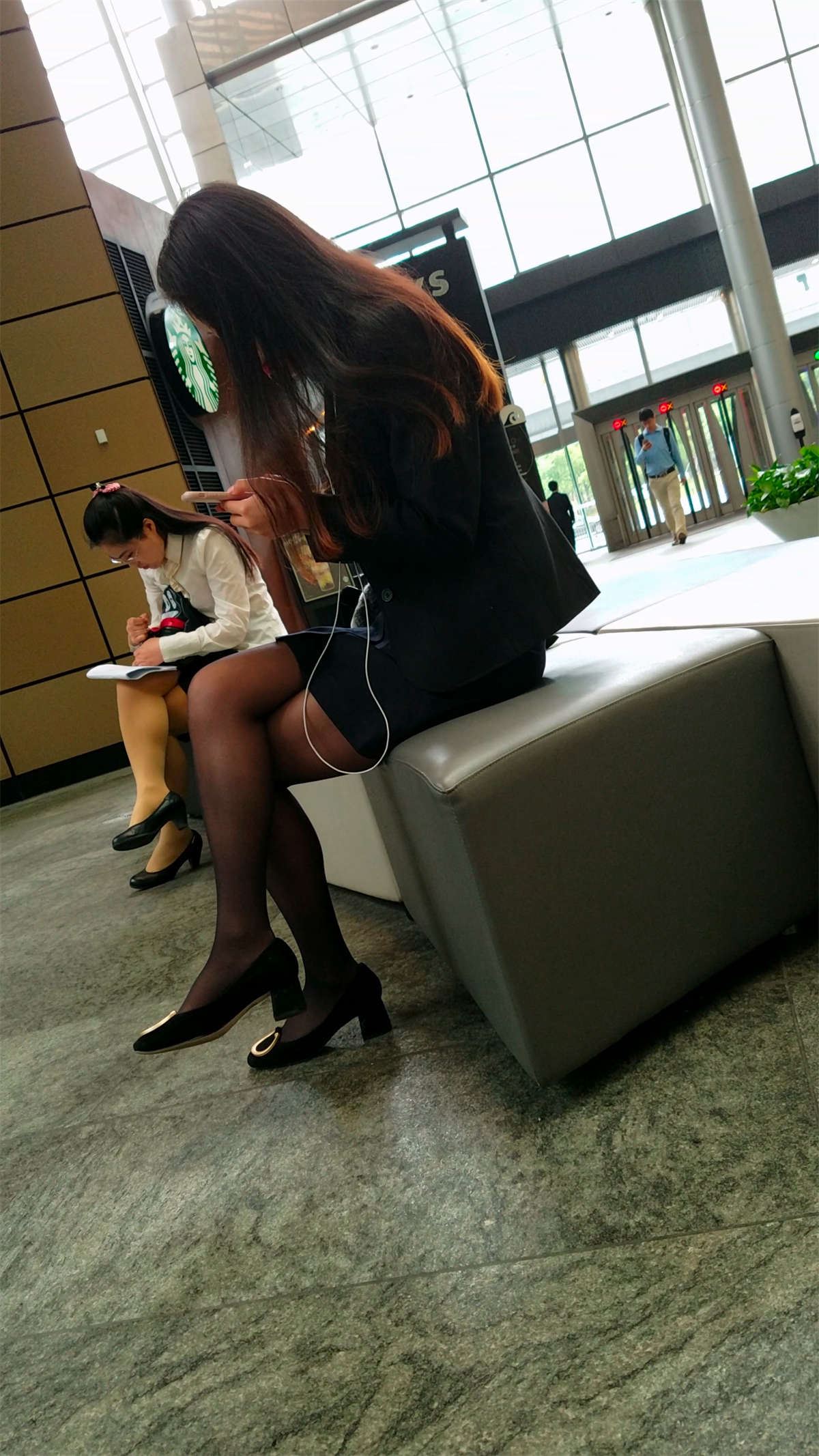 黑色制服高跟少女